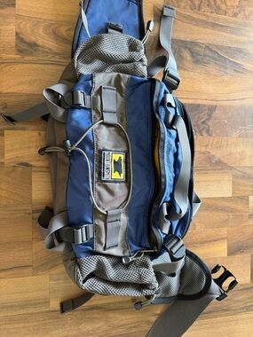Mountainsmith Tour lumbar pack in blue and gray.